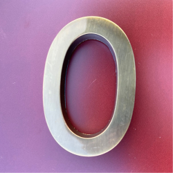 Plastbogstaver lakeret som messing