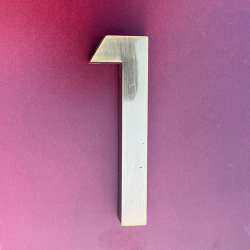 Plastbogstaver lakeret som messing