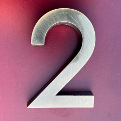 Plastbogstaver lakeret som messing