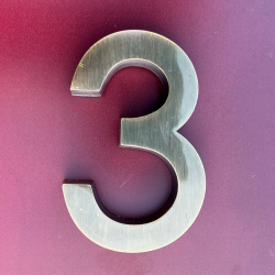 Plastbogstaver lakeret som messing