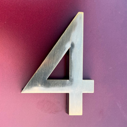 Plastbogstaver lakeret som messing