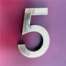 Plastbogstaver lakeret som messing