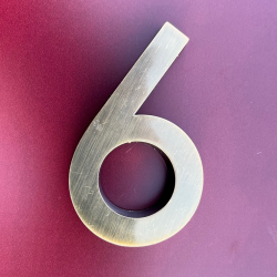 Plastbogstaver lakeret som messing