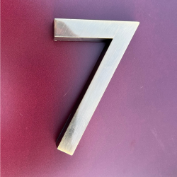 Plastbogstaver lakeret som messing