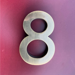 Plastbogstaver lakeret som messing