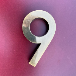 Plastbogstaver lakeret som messing