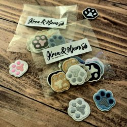 Broderet klistermrker med hundepoter