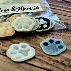 Broderet klistermrker med hundepoter