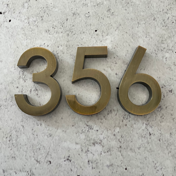 Plastbogstaver lakeret som messing