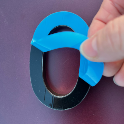 Plastbogstaver lakeret som messing